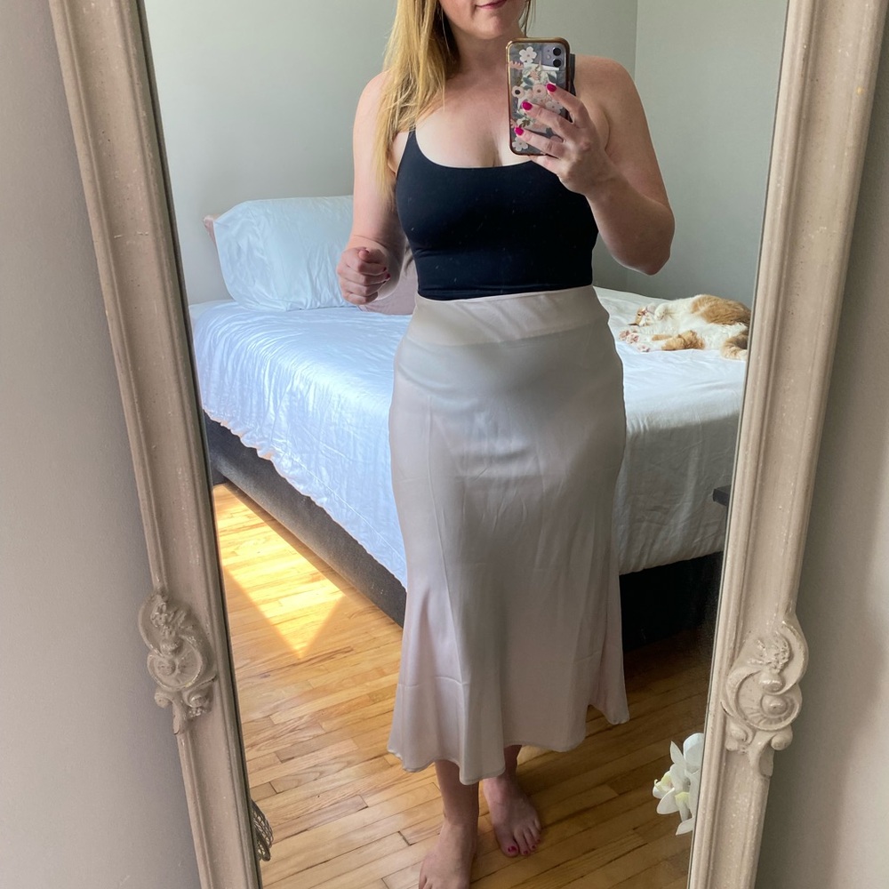 Blue Ivy silky beige skirt size M